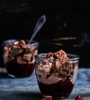 Ovo-Mascarponecreme mit Sauerkirschen