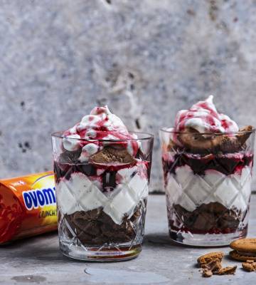 Schoko-Trifle mit Vanillesahne und Amarena-Kirschen